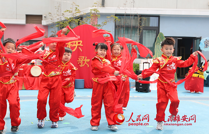 5月31日，雄安容和樂(lè)安幼兒園舉辦傳統(tǒng)文化游園活動(dòng)?；顒?dòng)邀請(qǐng)了雄安當(dāng)?shù)胤沁z文化傳承人走進(jìn)幼兒園，與孩子和家長(zhǎng)交流互動(dòng)。通過(guò)現(xiàn)場(chǎng)接觸非遺項(xiàng)目，讓孩子們零距離認(rèn)識(shí)非遺、熟悉非遺，感受非遺之美。人民網(wǎng) 李兆民攝