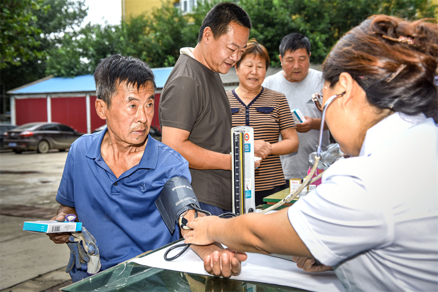 2023年8月27日，涿州市碼頭中心衛(wèi)生院巡回醫(yī)療隊，在為向三村民體檢身體并免費發(fā)放常規(guī)藥。劉永興 攝 (2)