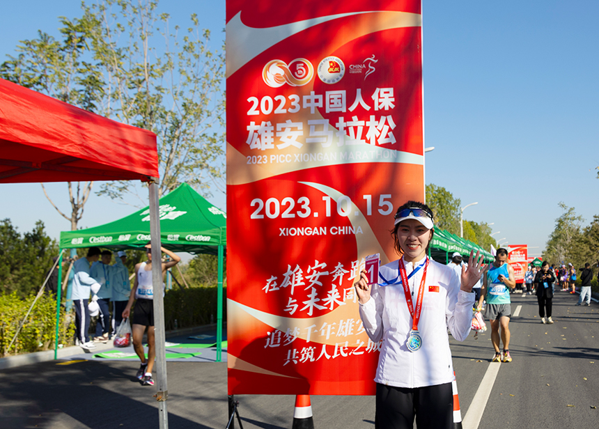 2023雄安馬拉松女子組半馬選手慶祝勝利。齊鑫攝