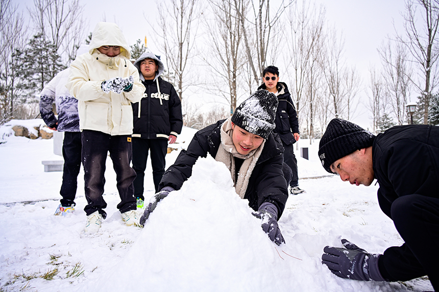 市民來到公園，堆起雪人，享受雪后的樂趣。胡忠攝