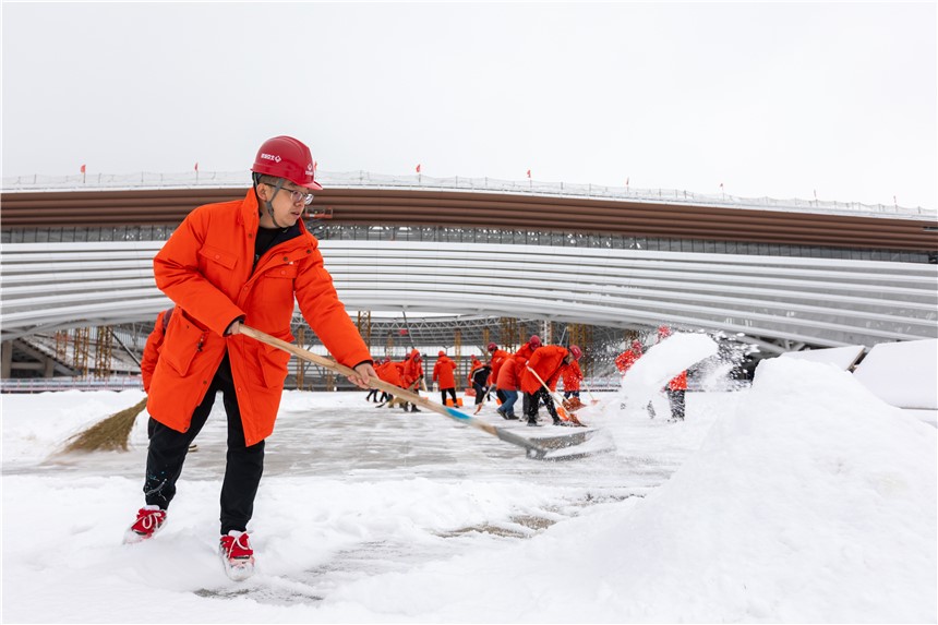 雄安體育中心項(xiàng)目組織建設(shè)者開(kāi)展清雪除冰工作。北京城建供圖