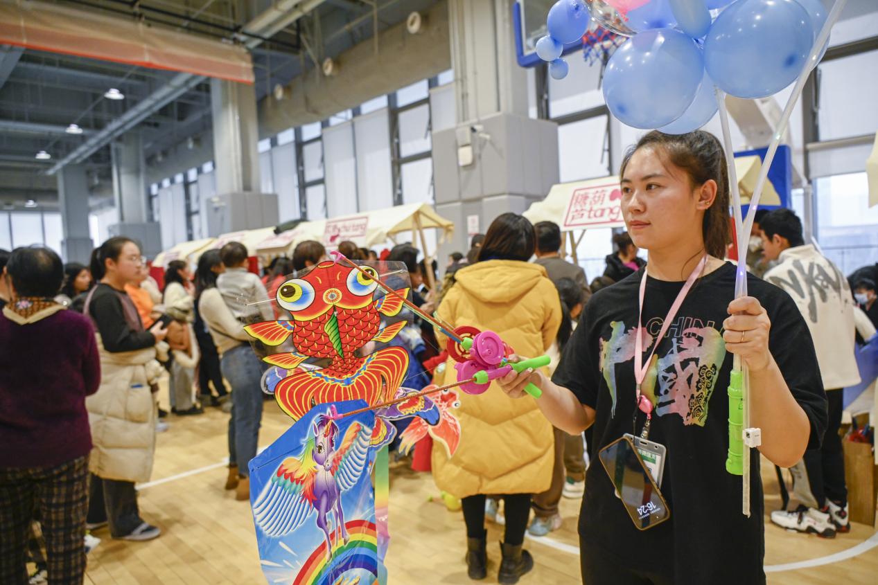 樂(lè)逛市集的容東居民。胡忠攝