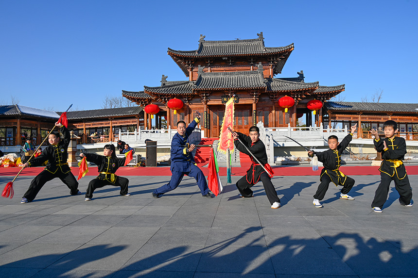 “雄安歲節(jié)，國風(fēng)悅?cè)荨睗h服園游會活動的武術(shù)表演。胡忠攝