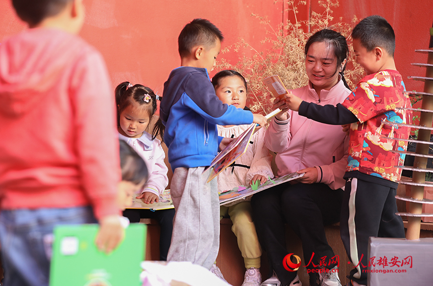 4月23日，雄安北海幼兒園師幼合作在幼兒園白洋淀微景觀進(jìn)行布置，開(kāi)展荷塘趣味讀書(shū)活動(dòng)。人民網(wǎng)記者 李兆民攝