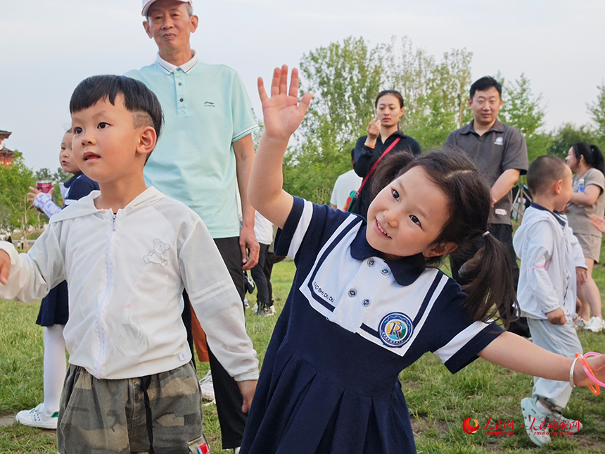 雄安容和容德幼兒園孩子們開(kāi)始“貓鼠大戰(zhàn)”前的熱身運(yùn)動(dòng)。人民網(wǎng)記者 李兆民攝